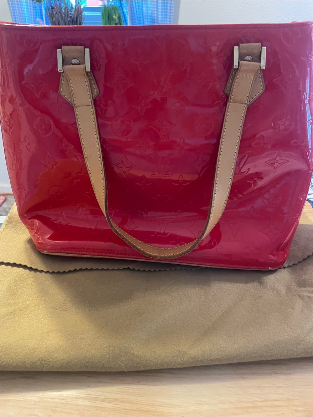 Louis Vuitton Red Vernis Patent Tote with Tan Vachetta Handles - Picture 4 of 15